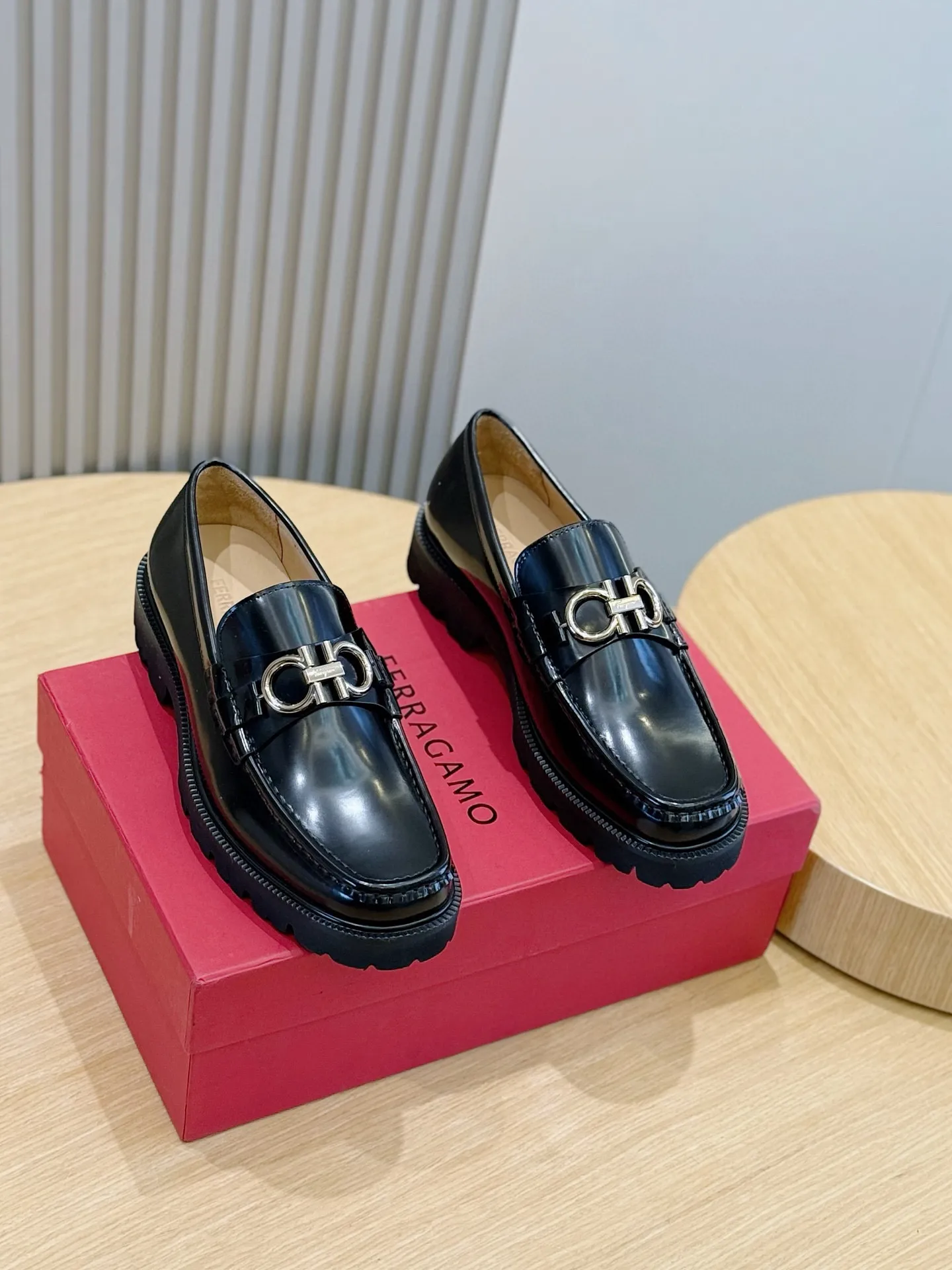 [Ferragamo] Top P: 760💰 Number of yards: 39~44 (38.45. Customized, non-returnable) Ferragamo men's leather derby shoes. The new derby shoes are light in texture and cool in style. They adopt exquisite eyelet uppers and novelly define urban trends. Made of brushed cowhide, it has a plump and rounded toe box and is decorated with delicate wingtip decorative details. Imported cowhide + cowhide lining.